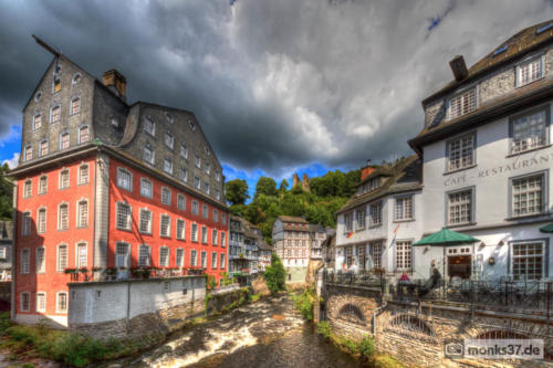 Rotes Haus und Haller am Tag