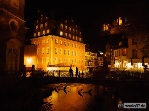 Rotes Haus und Haller bei Nacht